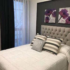 Suite In San Telmo Dormitorio En Suite Con Dos Banos Y Balcon A La Calle